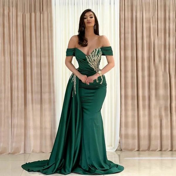 2024 Emerald Green Prom Kleider Meerjungfrau von Schulter Gold Spitze Kristallperlen Sweep Zug Überträge Partykleid formelle Abendkleider