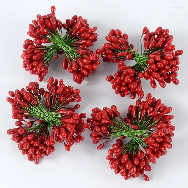 Fiori decorativi 50pcs rosso fiore artificiale doppia testa mini bacche di stame di stame accessori fai -da -te artigiani decorazioni per feste di nozze finte