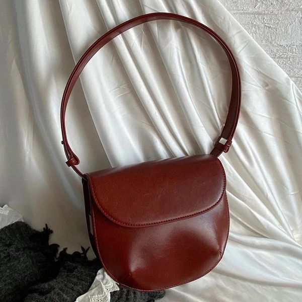 Вечерние сумки Корейское седло для женщин Роскошная дизайнерская сумка и кошелек 2024 в моде Простая поверхность краски Небольшое плечо через плечо