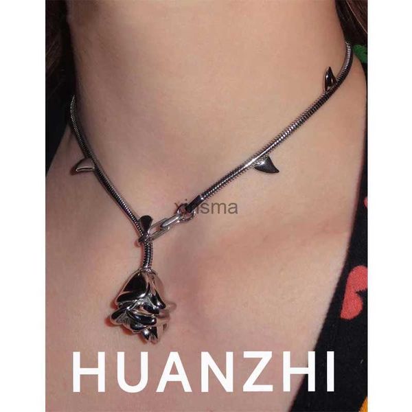 Girocolli HUANZHI Nuove spine Collana con boccioli di rosa Personalità Esagerazione Girocollo con fiori color argento Pfashion Regalo Jewely per donne Ragazze YQ240201