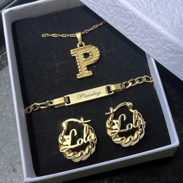 Duoying conjunto de joias com nome personalizado, mini brincos de argola para bebês, pulseira com nome, ouro 18k para crianças, presente de joias 240119