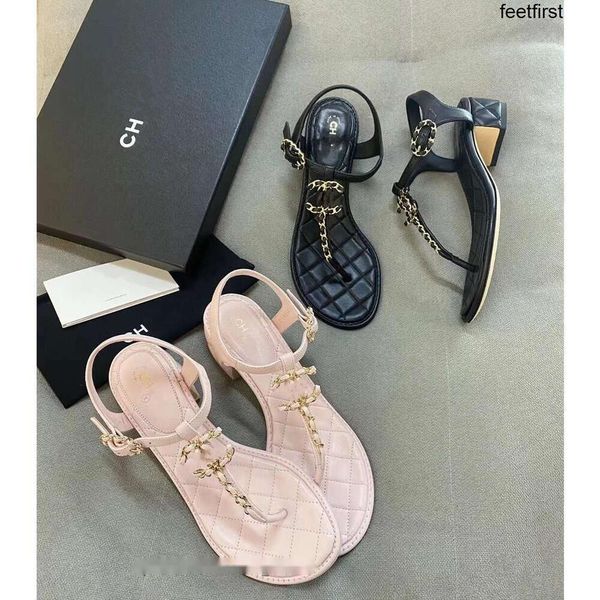 Neue flache Sandalen Damenschuhe Kanal 2024 Sommer Strand Clip Toe Slides Luxusmarke Designer Flip-Flops Steppkette Sandalen Low Heel Hausschuhe tn