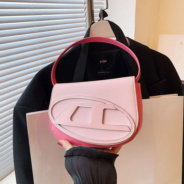 Instagram versátil feminino de verão crossbody, bolo redondo de ombro de nicho Internet famosa nova bolsa de sela, bolsa para celular 2024 Design Moda 78% de desconto no atacado da loja