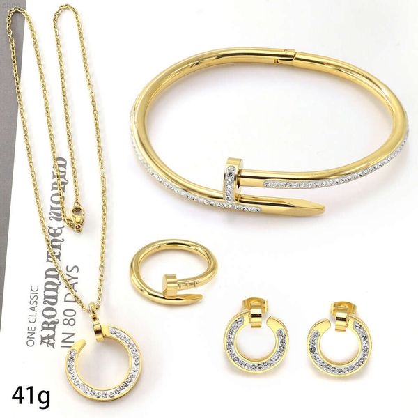 Set di ornamenti per unghie classici in acciaio inossidabile Set di gioielli personalizzati con intarsi di diamanti bianchi e neri in oro 18 carati