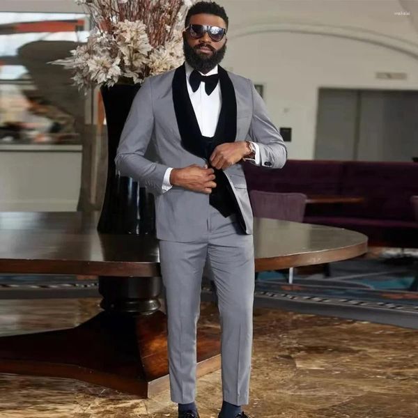 Abiti da uomo Grigio Uomo 3 pezzi Giacca Pantaloni Gilet Nero Scialle Risvolto Monopetto Abiti eleganti Set Abiti da sposa formali 2024