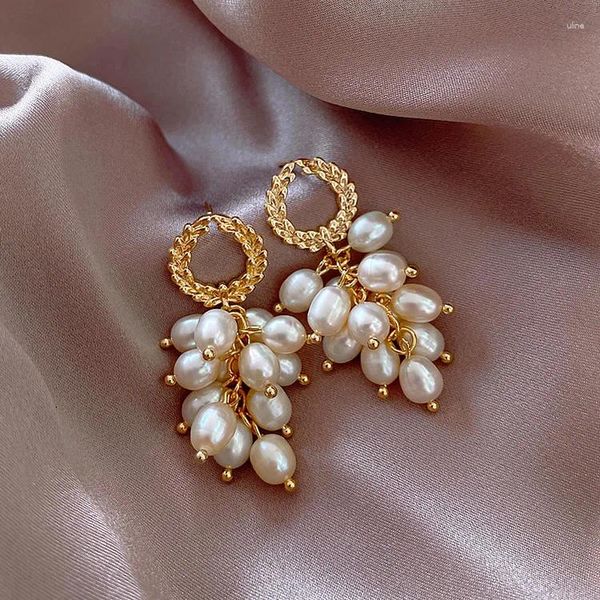Orecchini a bottone vendono eleganti nappe femminili dal design elegante con perle d'acqua dolce naturali in oro 14 carati per le donne