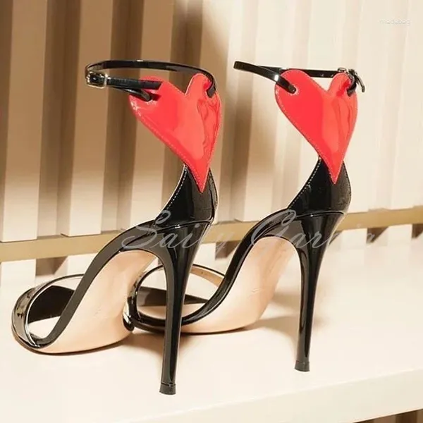 Сандалии красное сердце наклейка с высоким каблуком Женщины летние шикарные стилевые дамы ретро -ремешки для лодыжки для ботинки открытые пальцы на ногах