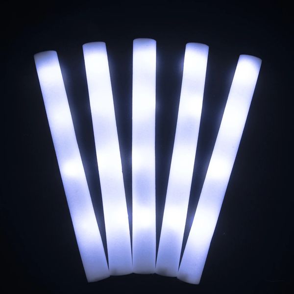 102030pcs White Foam Glow Sticks Led Light Jubel Batons in der Dark Birthday Hochzeitsfeier Konzertversorgungen 240122