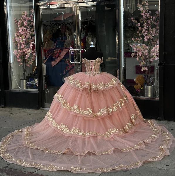 Einzigartige goldene Applikationen 2024 rosa Ballkleid Quinceanera-Kleider schulterfrei Plus Size formelle Abschlussball-Party formelle Abschlusskleider für 15 16 süße Mädchen