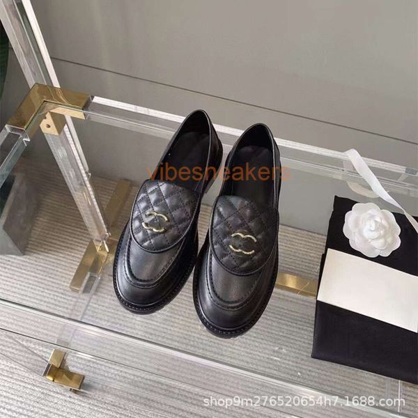 Дизайнерские кроссовки Chaneles Британские обувь лефу для женщин 2024 вышитая нить металлическая пряжка кожа