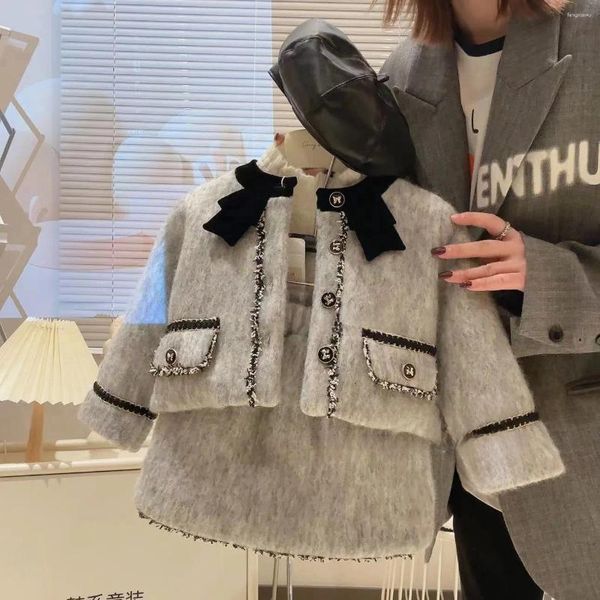 Set di abbigliamento Set per ragazze 2024 Moda invernale per bambini Cappotto autunnale e gonna corta Edizione coreana Baby in due pezzi