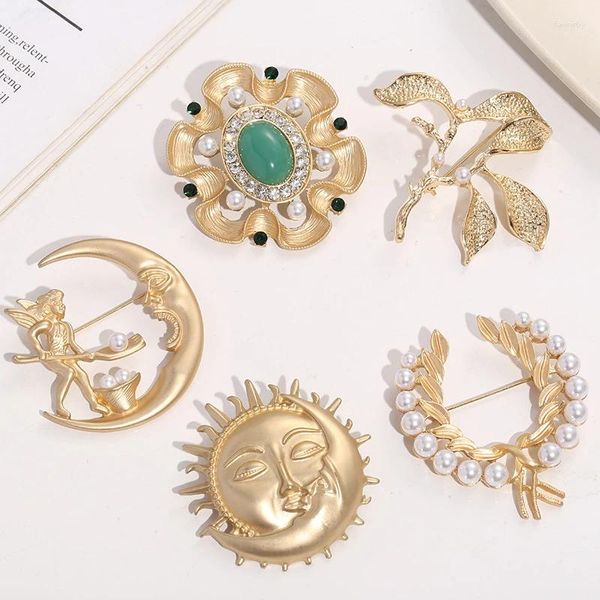 Broşlar klasik barok tarzı alaşım kadınlar zarif altın renkli güneş ay melek pimleri yaka parti mücevher hediyeleri