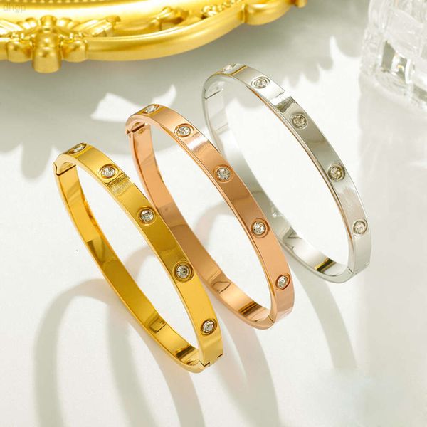 Bracciale con zirconi intarsiato in acciaio inossidabile da donna con zirconi geometrici placcati in oro 18 carati all'ingrosso