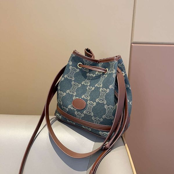 Beibei Shangpin Autunno / inverno New Street Shooting Colore a contrasto disegnato Secchio Trendy Una spalla obliqua Croce Tidal Borsa da donna Borse 2024 78% di sconto Negozio all'ingrosso