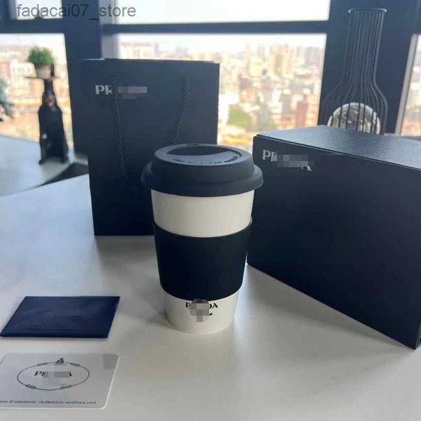 Mugs INS Trend Kaffeetasse, luxuriös, handlich, Keramiktasse mit Deckel, großes Fassungsvermögen, schwarz, minimalistisches Design, Büro-Wassertasse mit Geschenkbox Q240202