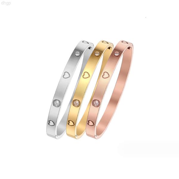 Bracciale in acciaio inossidabile a forma di cuore di moda personalizzato placcato oro 18k gioielli da donna con zirconi di cristallo impermeabili a forma di cuore