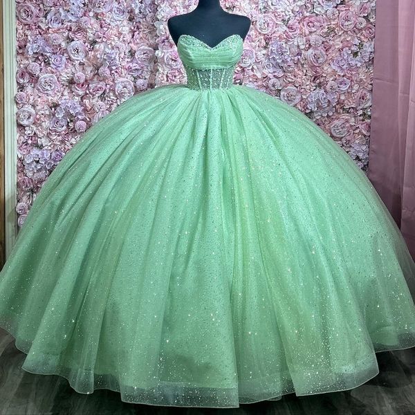 Abito Quinceanera verde chiaro lucido con spalle scoperte Abito da ballo con perline Corsetto Tull Dolce 15 Abiti XV Anos Abito da principessa 16