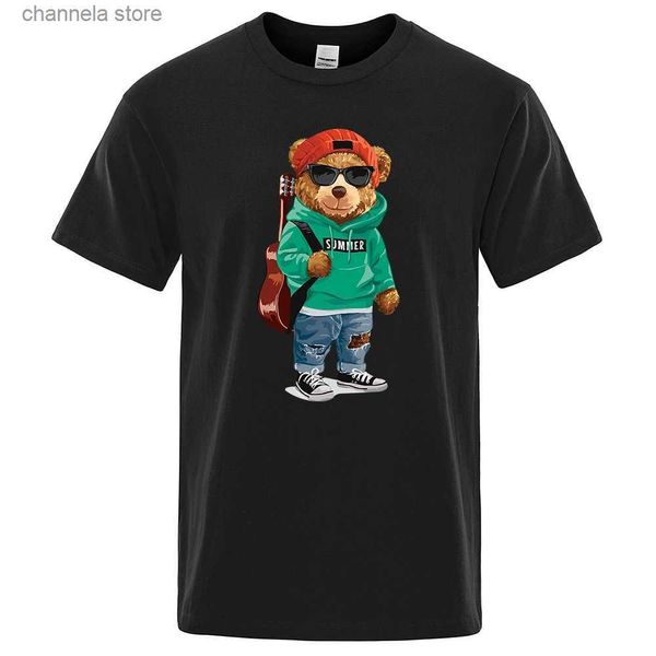 Homens camisetas vestindo uma guitarra está na moda para usar um urso de pelúcia impressão homens camiseta moda algodão t-casual solto streetwear respirável tops t240202