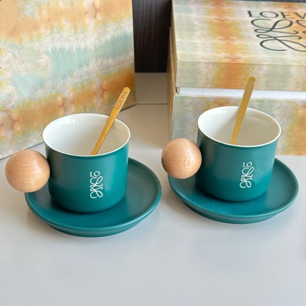 Coppia di designer Tazza Tazza in porcellana con osso verde Logo classico Tazza in ceramica creativa 2 tazze 2 cucchiai 2 vassoi Set Manico circolare in legno Tazza da caffè Confezione regalo di San Valentino