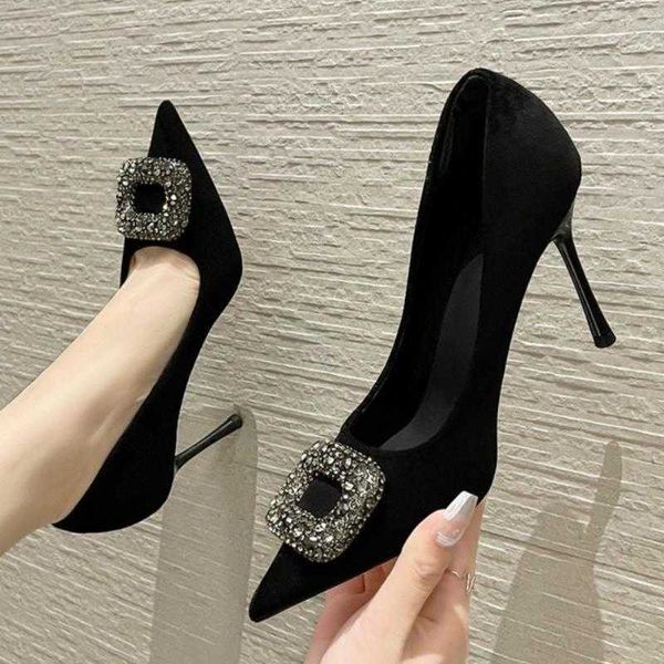 Scarpe eleganti primavera nuovi tacchi alti da donna slim antiscivolo testa a punta nera scarpe singole professionali per celebrità in stile lusso leggero e versatile