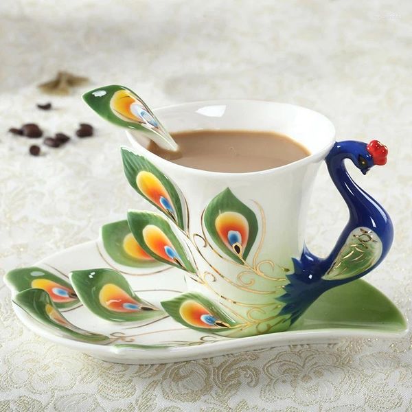 Tazze Tazze da caffè Pavone da 200 ml con piattino Cucchiaio Set da tè in ceramica 3D Hadmade Set da tè per la colazione Bottiglia d'acqua Regali per gli amanti di Natale