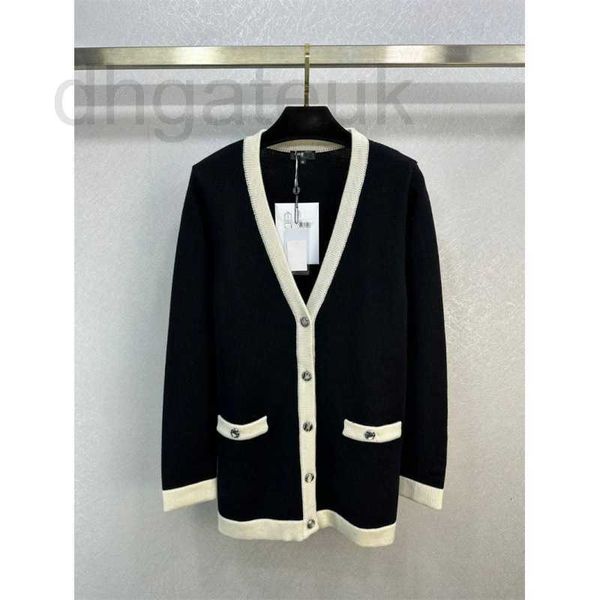 Maglioni da donna del marchio 2024 Inizio primavera Nuovo cardigan lavorato a maglia con scollo a V in stile britannico con doppia tasca monopetto in bianco e nero GMJ7