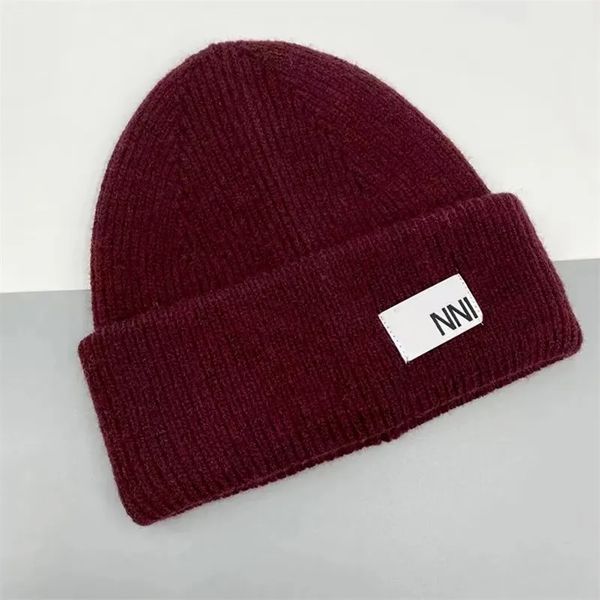 Cappelli senza tesa firmati Beanie all'ingrosso, cappelli lavorati a maglia lussuosi e versatili, cappelli dal design caldo con lettere triangolari, regali di Natale, cappelli di alta qualità e5