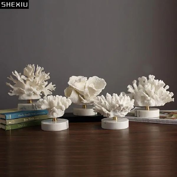 Simulazione moderna bianca Decorazione corallo Base in marmo Squisito artigianato in resina Soggiorno Controsoffitto Regalo di nozze 240129
