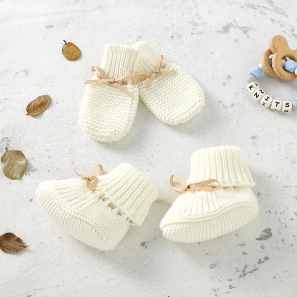 Born Baby Shoes Guanti Set Handmade Infant Boy Girl Stivali Guanti lavorati a maglia Moda Bow Bambino Accessori di abbigliamento per bambini 018M 240126