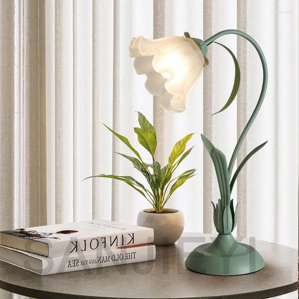 Lâmpadas de mesa Vintage Flower Lamp Francês Romântico Retro Atmosfera de Cabeceira Luz Creme Estilo Pastoral Country para Home Quarto