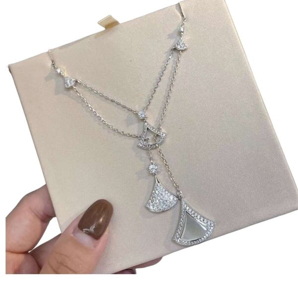 Colar Bvlgary Designer de moda de luxo feminino com vários leques em formato de borla saia pequena com fritillaria branca banhada a ouro cheio de diamantes vazados novo estilo