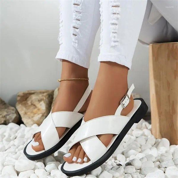 Сандалии, лето 2024, корейская версия, повседневные тапочки-кроссоверы с открытым носком и толстой подошвой, женская обувь большого размера на плоской подошве
