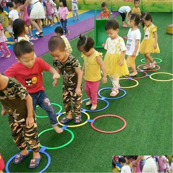 Mobili da campo per bambini all'aperto Divertenti allenamenti fisici Giocattoli sportivi Lattice Jump Ring Set Gioco con 10 cerchi Giochi Sviluppo di intelligenza Othrl