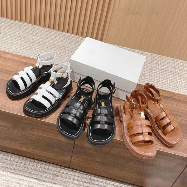 2024 Yeni Sandal Luxurys Tasarımcı Kaydırıcılar Deri Clea Platform Sandalet Sıradan Ayakkabılar Kadın Erkek Açık Yaz Plajı Hediyesi Kahverengi Siyah Düz Terlik Plaj Katır Kız Hediye
