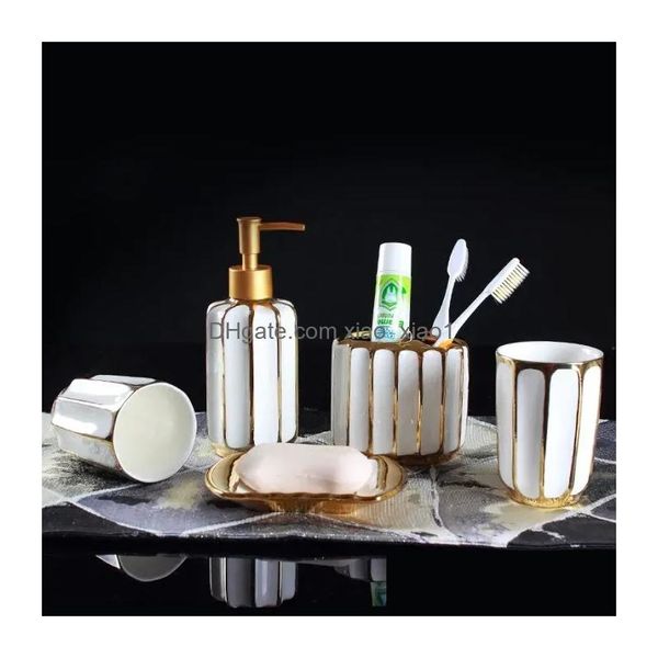 Altri set di organizzazione delle pulizie 5 pezzi / lotto Accessori da bagno in ceramica placcatura dorata Set Dispenser di sapone Porta spazzolino Tum Dhxuw