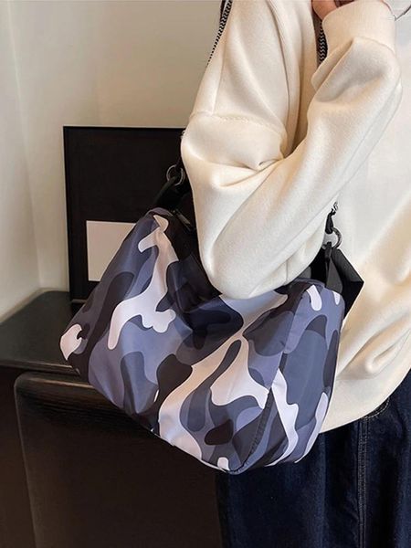 Sacos de noite Mulheres Moda Sling Bag Alça Ajustável Camuflagem Chic Ombro Grande Capacidade Simples Viagem À Prova D 'Água