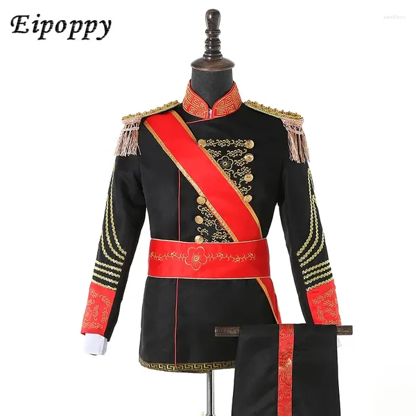 Palco desgaste europeu tribunal marechal vestido militar trajes mostrar preto e branco traje masculino estúdio bateria guarda de honra