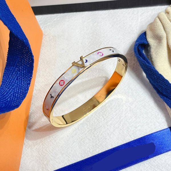 Tasarımcı Bangles Bileklik Lüks Siyah Cazibe Bilezikleri Kadın Mektup Mücevher 18K Altın Kaplama Paslanmaz Çelik Kemer Toka Bileklik Kuff Moda Aksesuarları Mektuplar