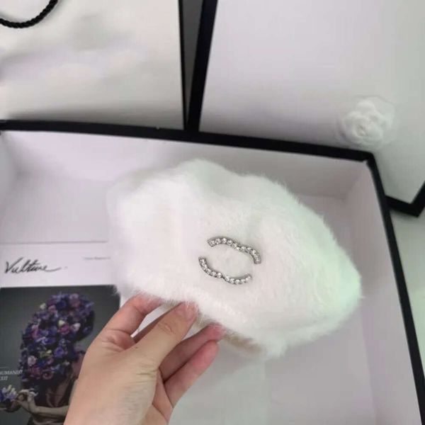 Tasarımcı Beretler Ball Caps Crystal Marka Mektubu Beret İngiliz Moda İnce Sahte Peluş Örme Sanatçı Sonbahar Kış Kafesi Tomurcusu 2 Moller Sıcak Düz Top Şapka 3 58