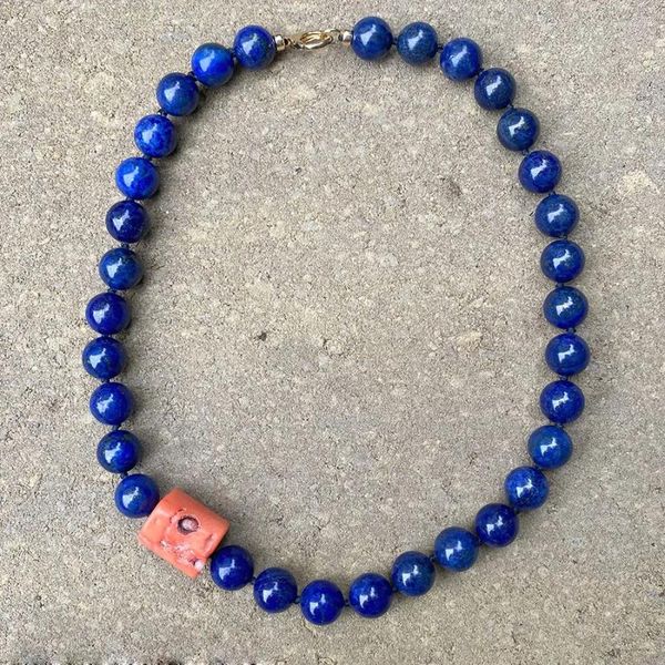 Choker Statement Tamisa handgeknüpfter Naturstein Lapislazuli runde Edelsteinperlen Accessoires Halskette Rondelle rote Koralle Akzentschmuck