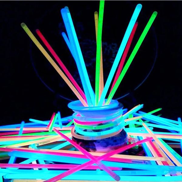100pcs parti flüoresans parıltı çubukları bilezikler eğlenceli kolye neon düğün doğum günü konseri malzemeleri renkli parlak ışıklar 240126