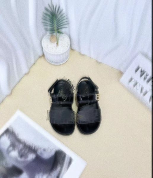 Big Boy Shoe Sandalet Siyah Renk Tasarımcı Küçük Kızlar Beyaz Terlik Eu 26-35 Kız Bebek Yaz Sandalet 2024