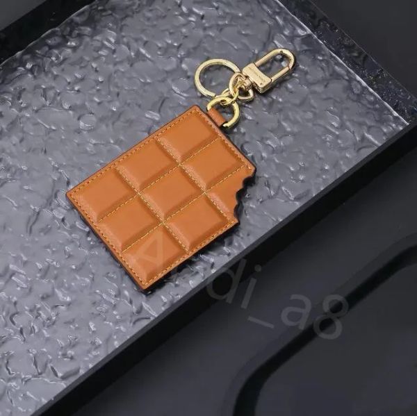 Molto carino Portachiavi in ​​cioccolato in pelle marrone Amanti del ciondolo con borsa di moda Portachiavi per auto Portachiavi di marca di lusso Portachiavi con fiori antichi per fascino Uomo Donna Con confezione regalo