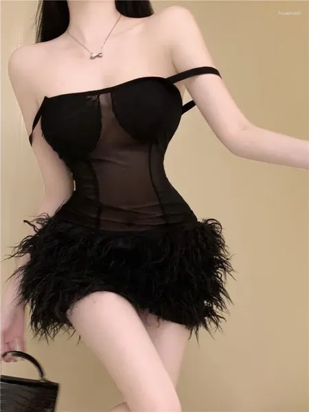 Casual Dresses QWEEK Sexy rückenfreies Netz-Slip-Kleid mit Federn, schwarzer Spitze, figurbetontes Wickelkleid, schlankes Mini-Kurz-Nachtclub-Party-Outfit 2024