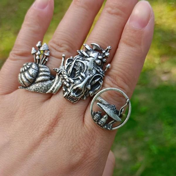 Кольца кластера Изящное винтажное кольцо ведьмы ручной работы с волшебным лунным черепом и грибом