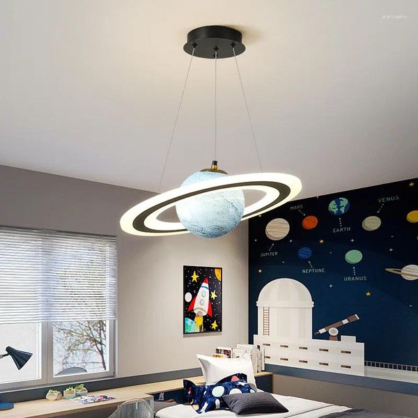 Lampade a sospensione Novità Lampada planetaria per bambini Camera da letto per bambini Ragazzo moderno Decorazione a sospensione a LED Illuminazione Sfera di vetro Saturno Luna