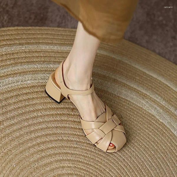 Sapatos de vestido Fhanchu 2024 mulheres sandálias de salto baixo moda tecido oco para fora verão perto do dedo do pé tornozelo fivela cinta bege damasco dropship