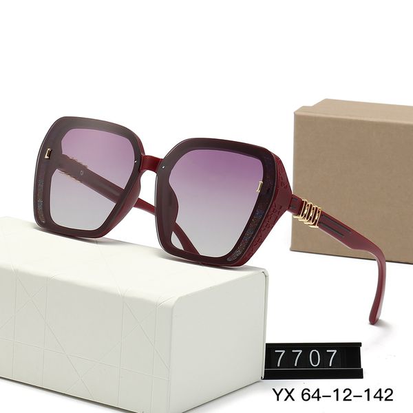 Gli occhiali da sole a scatola alla moda sono resistenti ai raggi UV, termoisolanti, comodi e durevoli, adatti per essere indossati dalle coppie. Il design della montatura è alla moda e generoso 7707