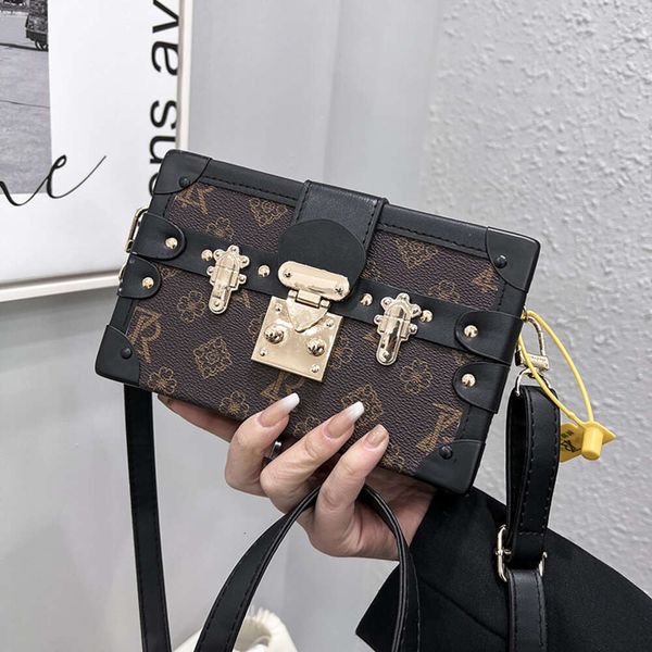 Hong Kong Nova moda versátil bolsa de flores antigas, bolsa feminina de outono e inverno de ombro único crossbody jantar bolsa quadrada pequena 2024 78% de desconto no atacado da loja