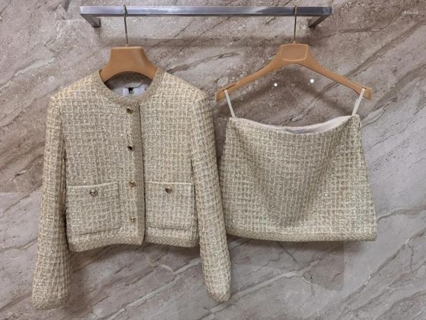 Abiti da lavoro 2024 Inizio primavera Champagne Bottoni dorati Girocollo Cappotto di lana grezza a maniche lunghe Mini gonna corta a trapezio Set due pezzi